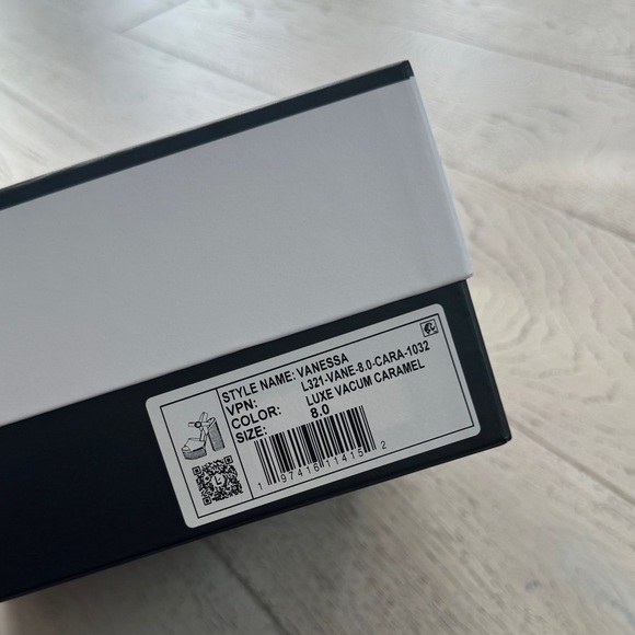 Larroude Vanessa Heels in color Caramel, Size 8, New with Box - Picture 8 of 8